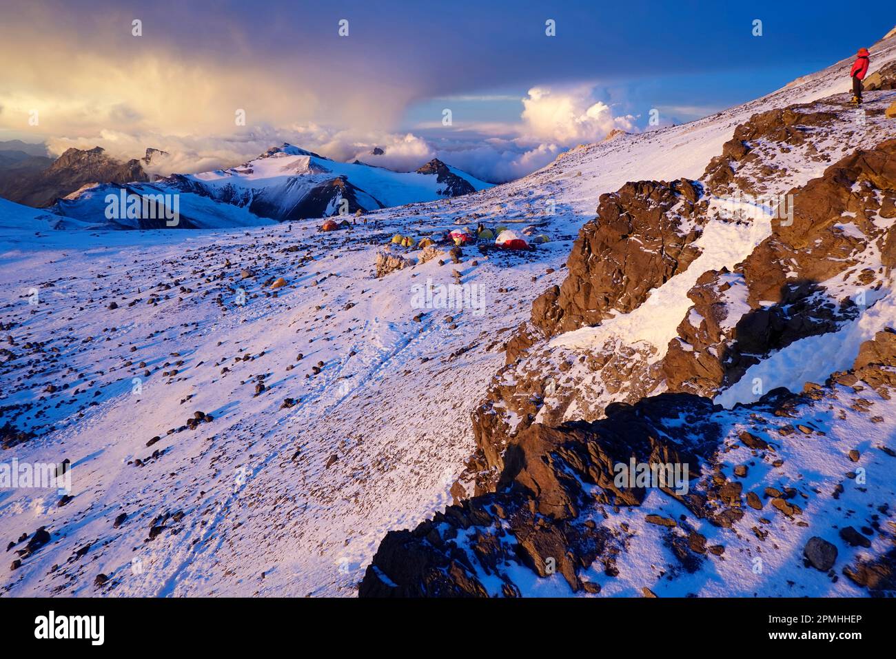 Paisaje después de una tormenta de nieve en el Aconcagua, 6961 metros, la montaña más alta de América y una de las Siete Cumbres, Andes, Argentina Foto de stock