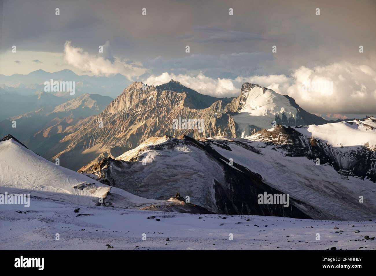 Paisaje después de una tormenta de nieve en el Aconcagua, 6961 metros, la montaña más alta de América y una de las Siete Cumbres, Andes, Argentina Foto de stock