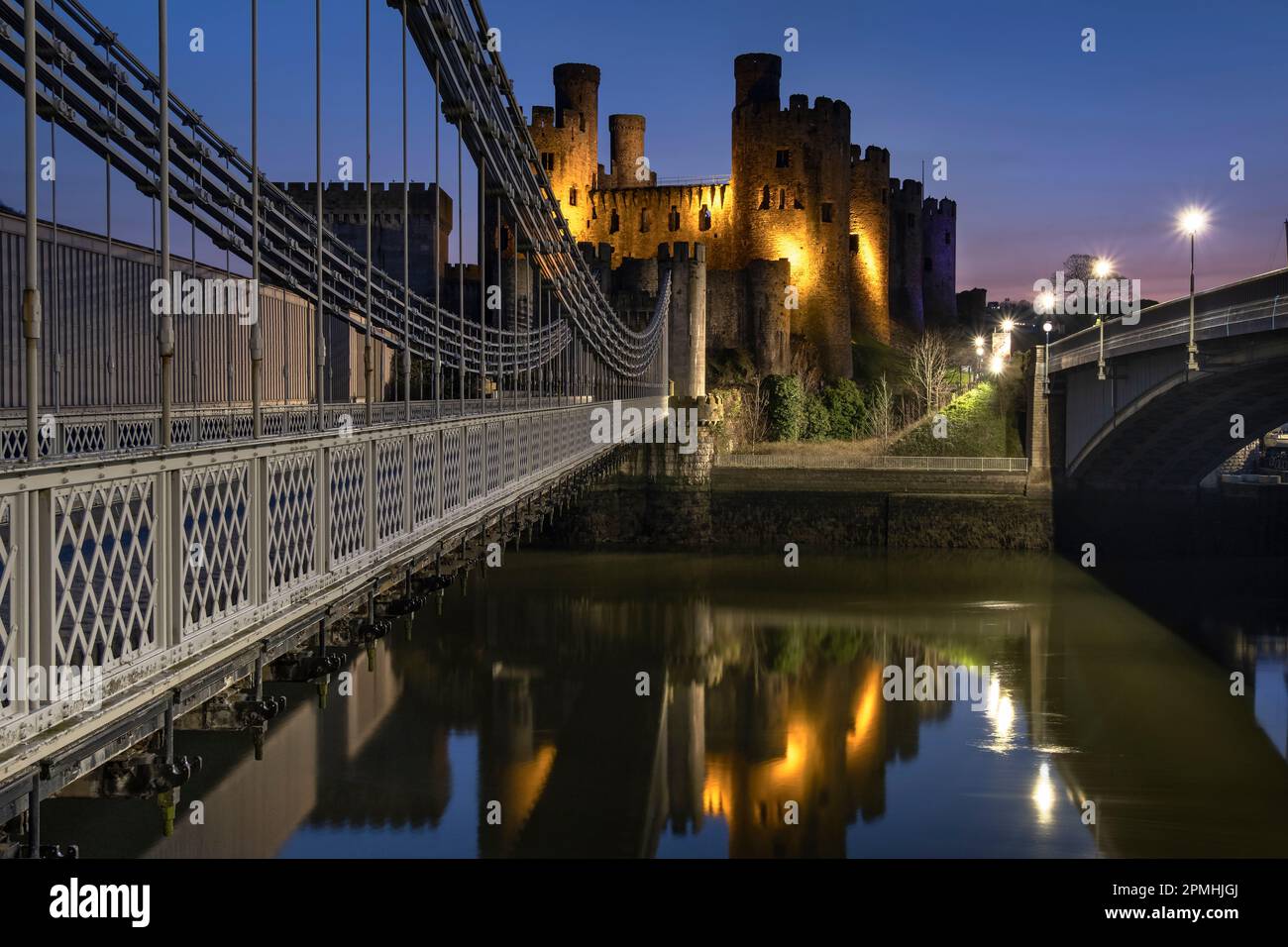 El puente colgante Conwy de Thomas Telford, el río Conwy y el castillo