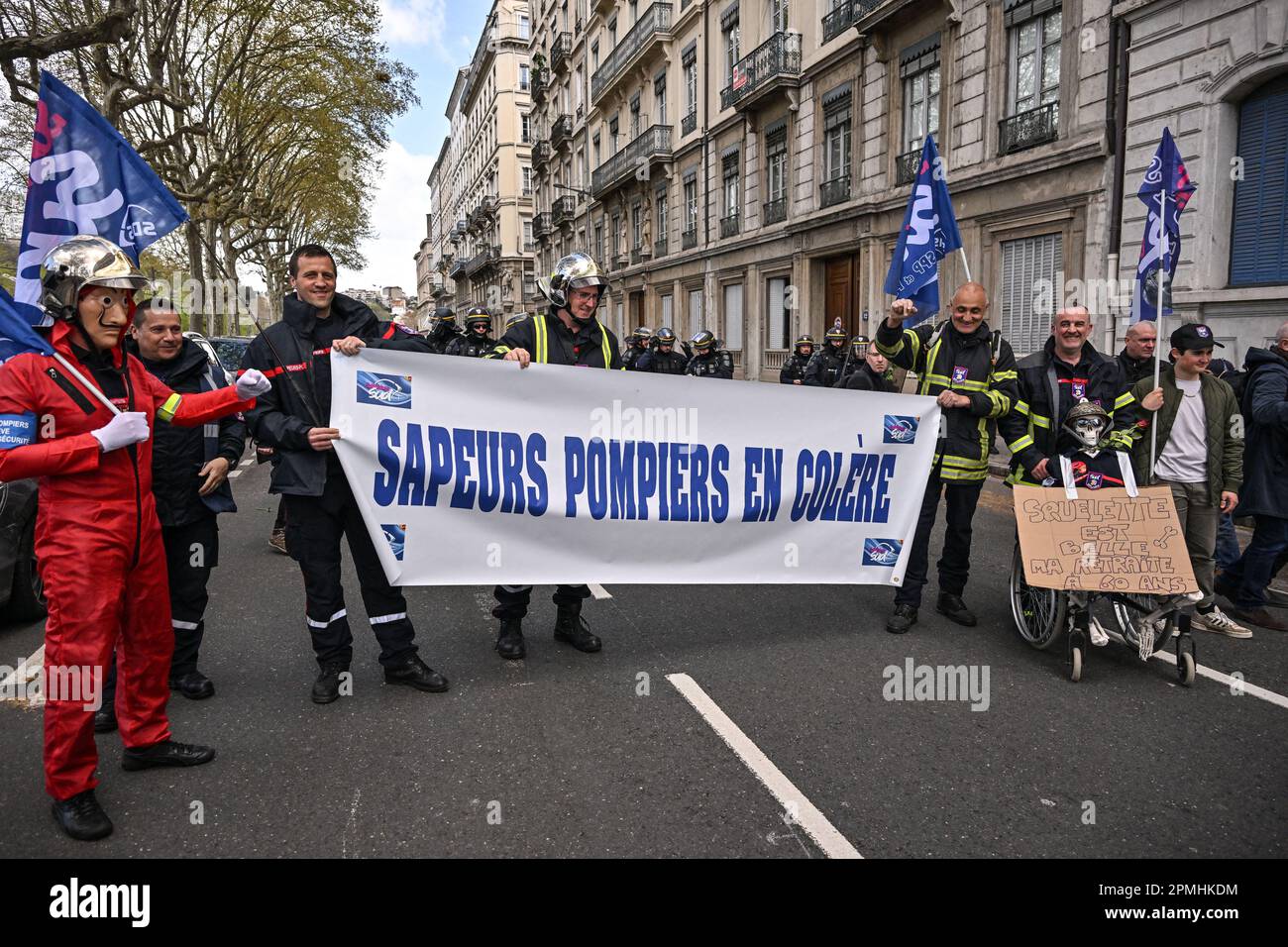 Lyon, Francia. 13th de abril de 2023. Manifestación contra la reforma de  las pensiones en Lyon, Francia, el 13 de abril de 2023. Foto por Julien  Reynaud/APS-Medias/ABACAPRESS.COM Crédito: Abaca Press/Alamy Live News