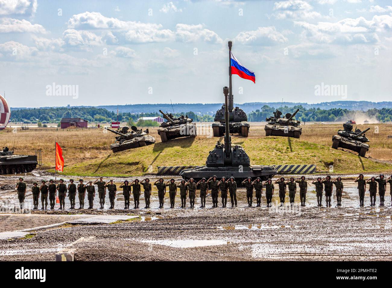 Cañones autopropulsados Msta-S y los principales tanques de batalla del ejército ruso en las manifestaciones Foto de stock
