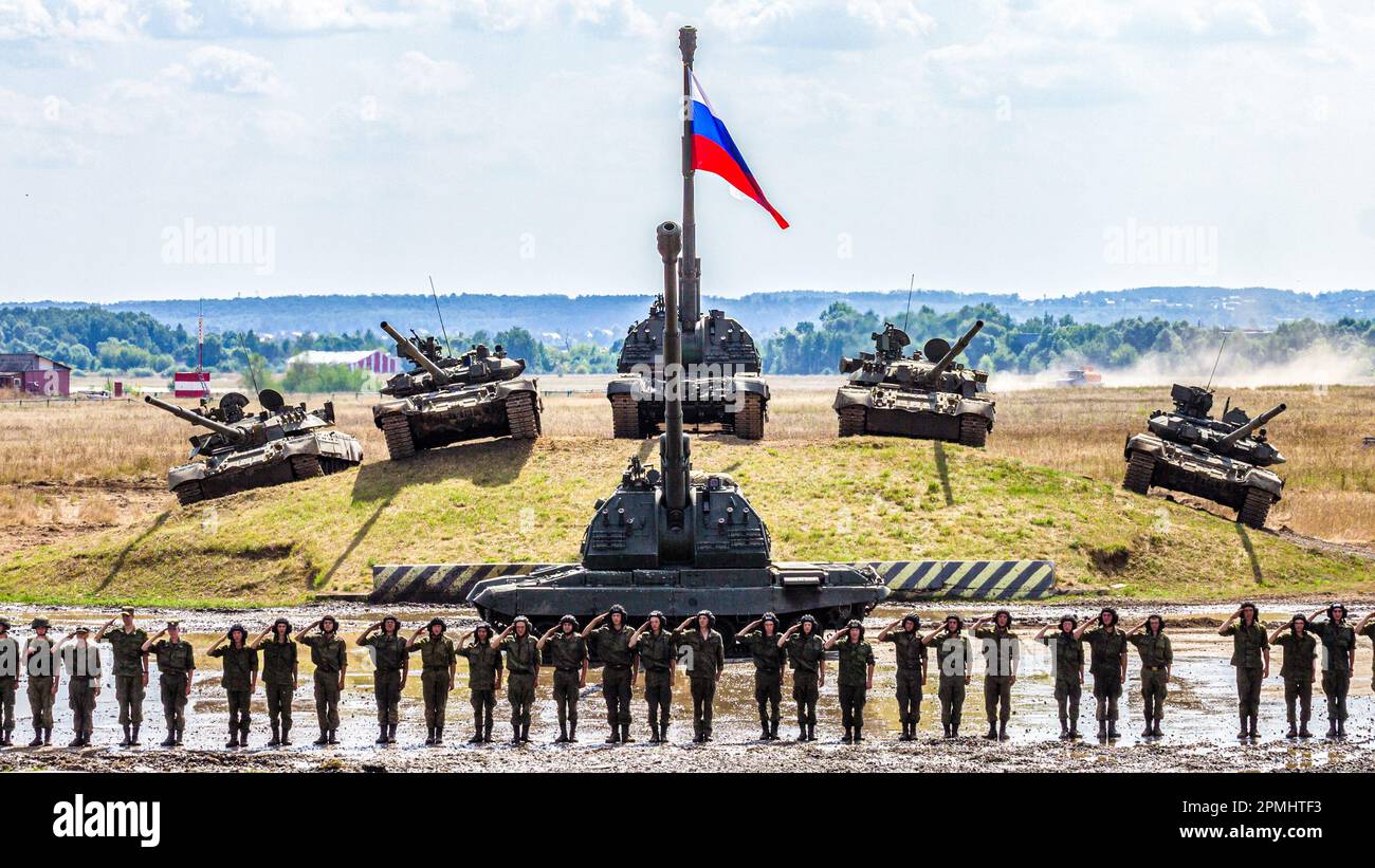 Cañones autopropulsados Msta-S y los principales tanques de batalla del ejército ruso en las manifestaciones Foto de stock