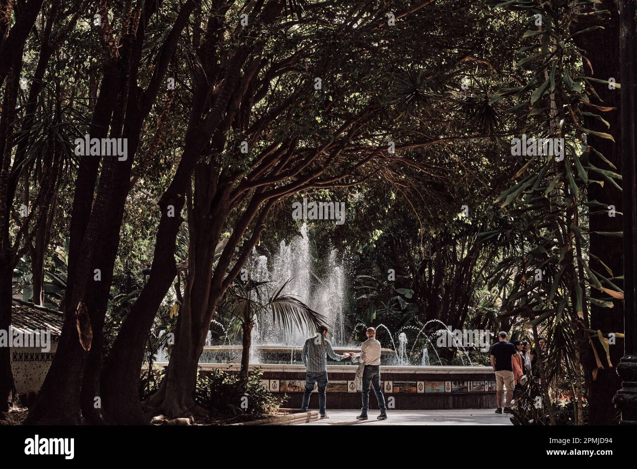 Marbella España. 9 de abril de 2023 Turistas en la fuente del parque La Alameda en el corazón del centro histórico de esta ciudad andaluza de la provincia Foto de stock