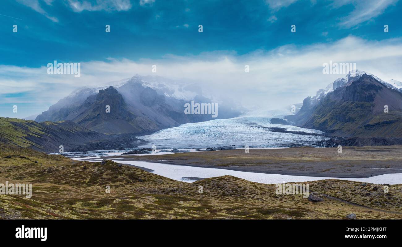 La lengua del glaciar se desliza desde el icecap de Vatnajokull o el glaciar Vatna cerca del volcán subglaciar Oraefajokull, Islandia. Laguna glacial con bloques de hielo y s. Foto de stock