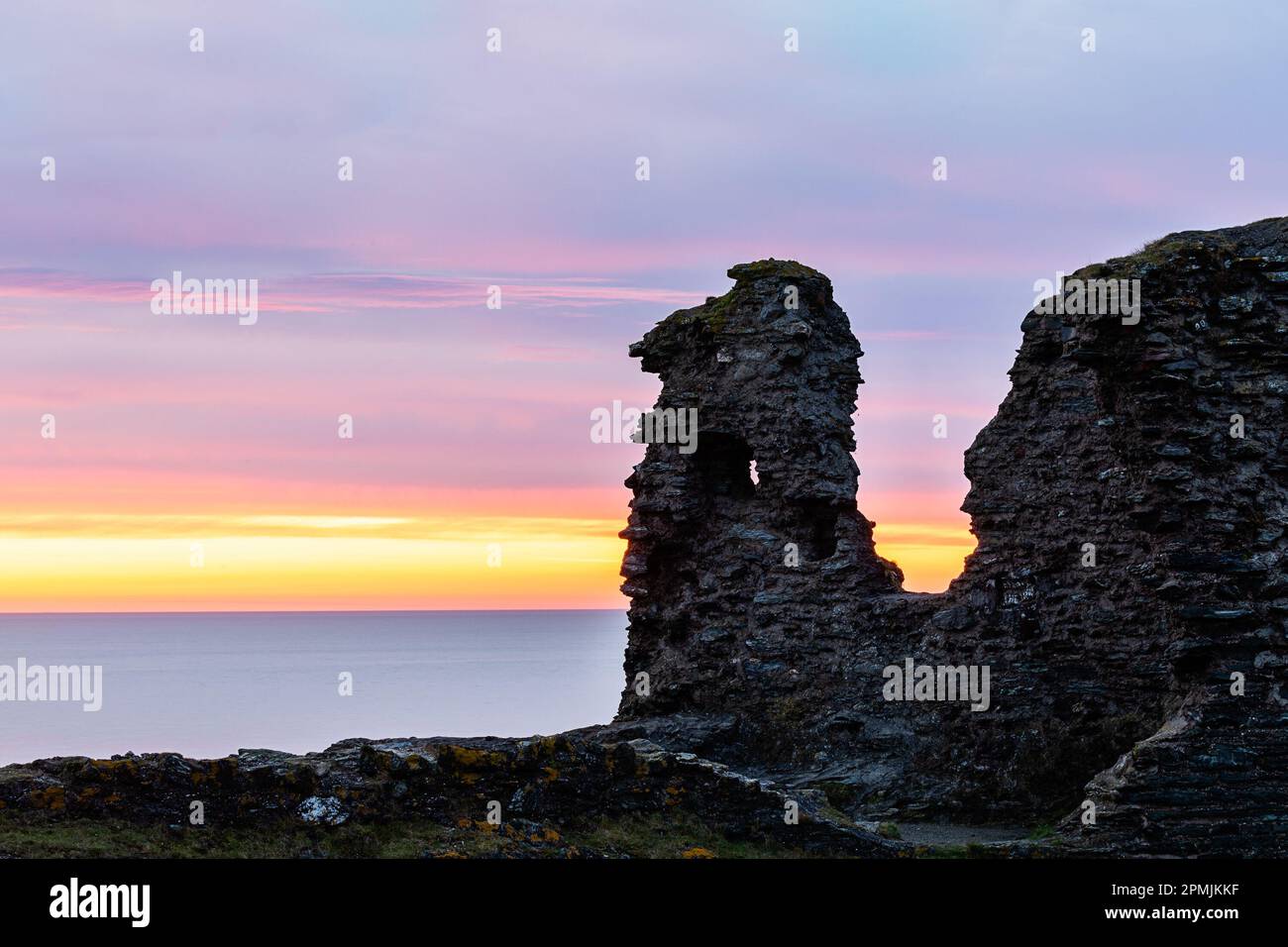 Ruinas del Castillo Negro al amanecer, Wicklow Town, Irlanda Foto de stock