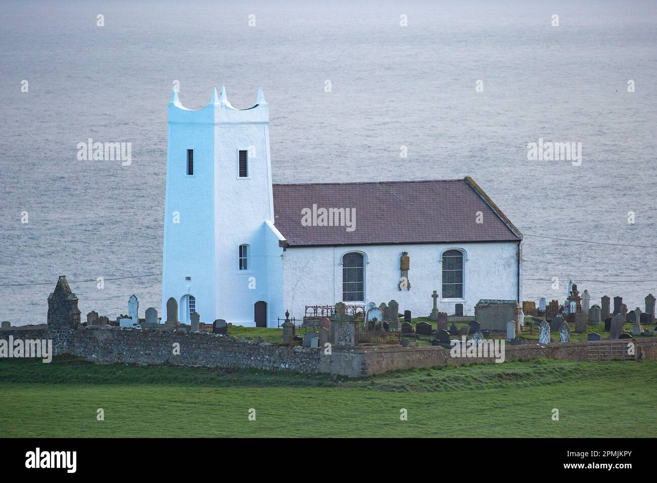 La Iglesia Parroquial de Ballintoy es la iglesia principal de Irlanda en Ballintoy, Condado de Antrim, Irlanda del Norte Foto de stock