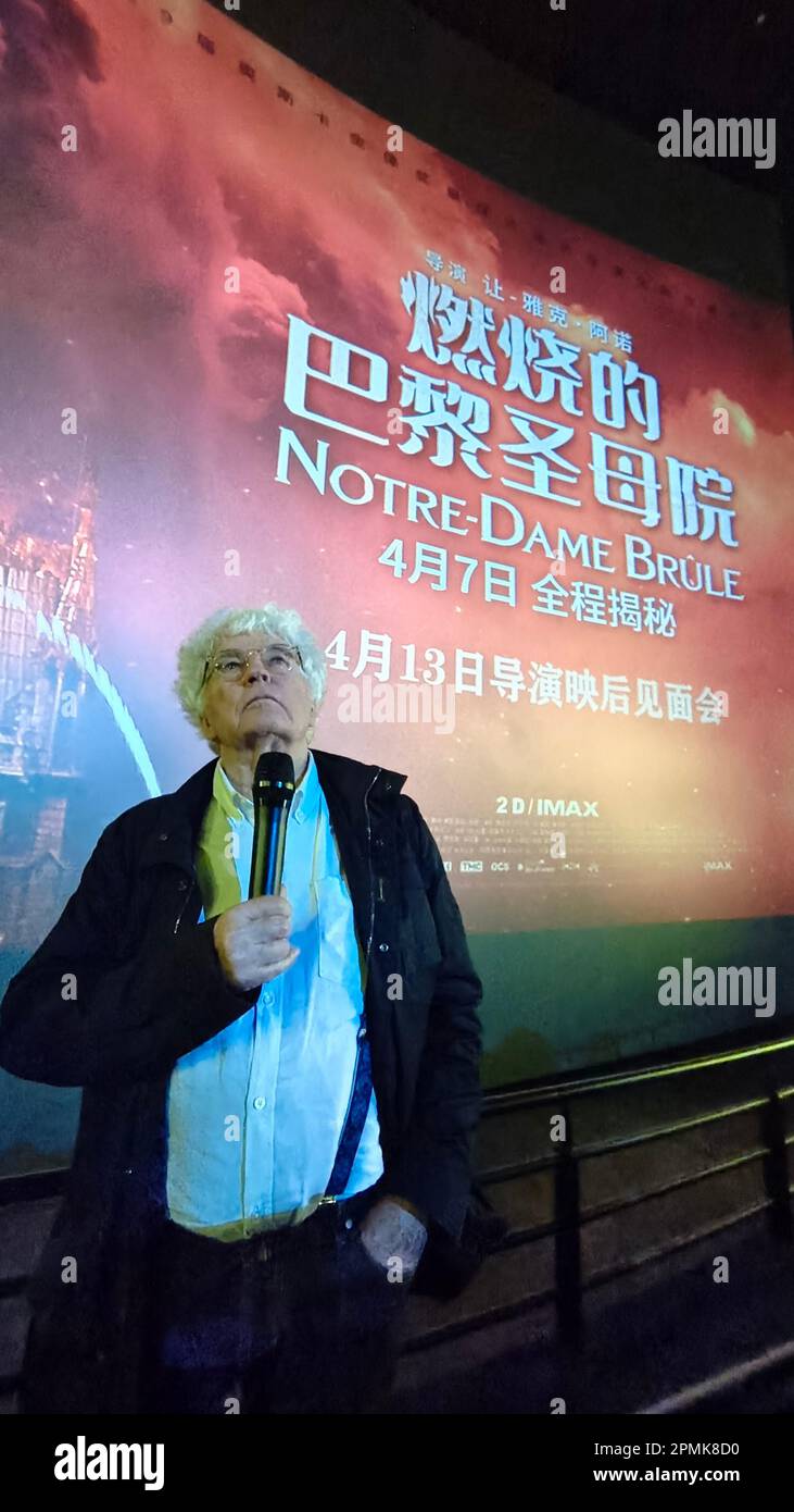SHANGHAI, CHINA - 13 DE ABRIL de 2023 - El director de cine francés Jean Jacques Annaud habla con los fans sobre su película de desastre Notre-Dame brule, que tiene su sede Foto de stock