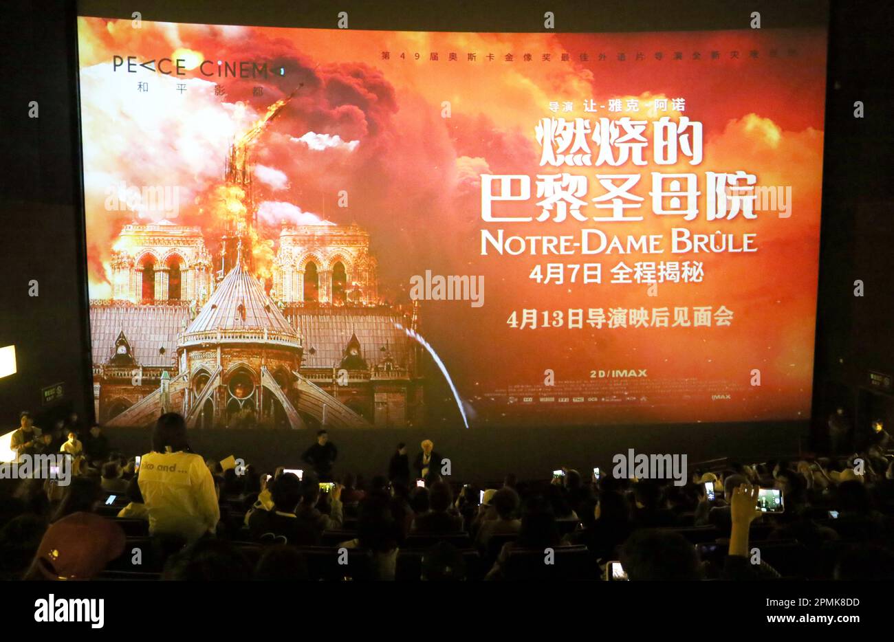SHANGHAI, CHINA - 13 DE ABRIL de 2023 - El director de cine francés Jean Jacques Annaud habla con los fans sobre su película de desastre Notre-Dame brule, que tiene su sede Foto de stock