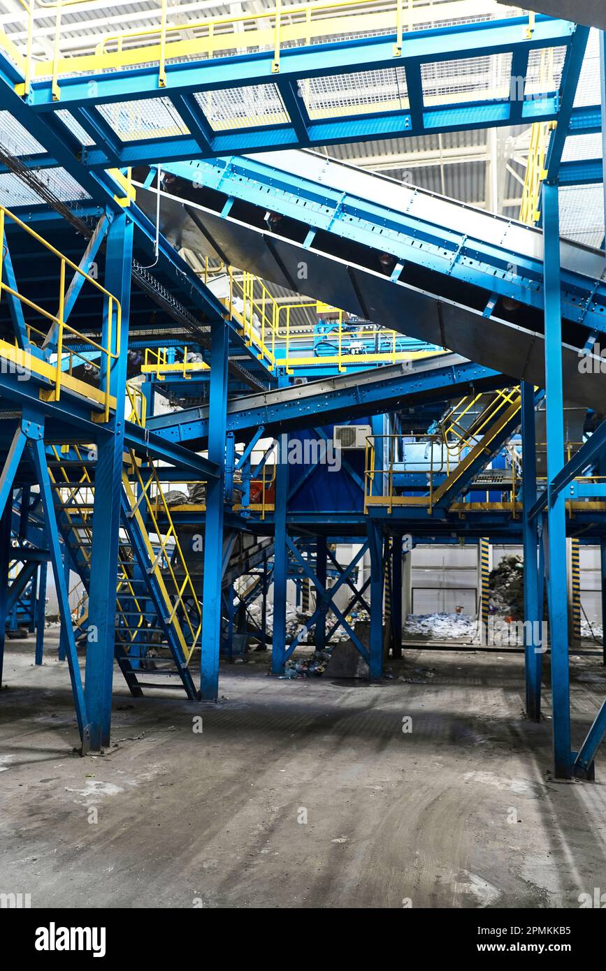 Sistema de transportadores que transportan residuos en la planta de  tratamiento de residuos Fotografía de stock - Alamy
