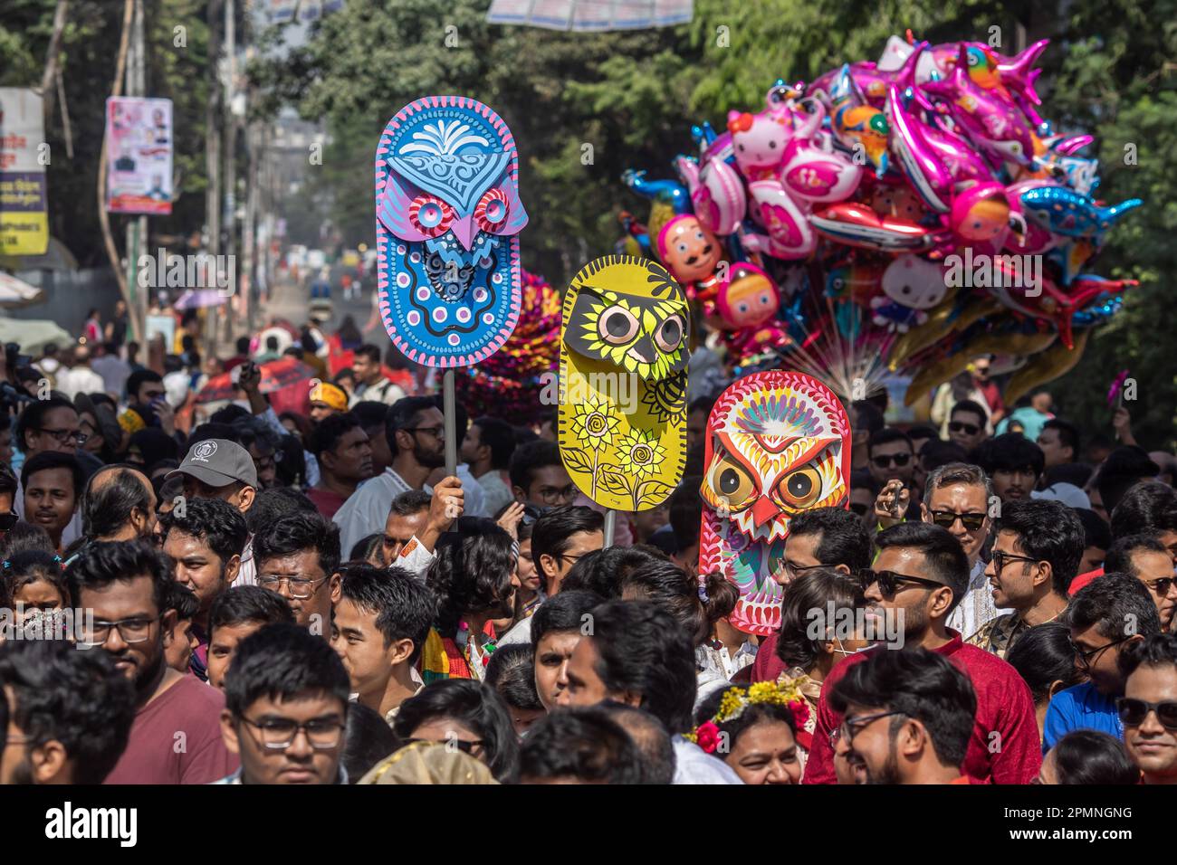 Dhaka, Bangladesh. 14th de abril de 2023. La gente lleva máscaras
