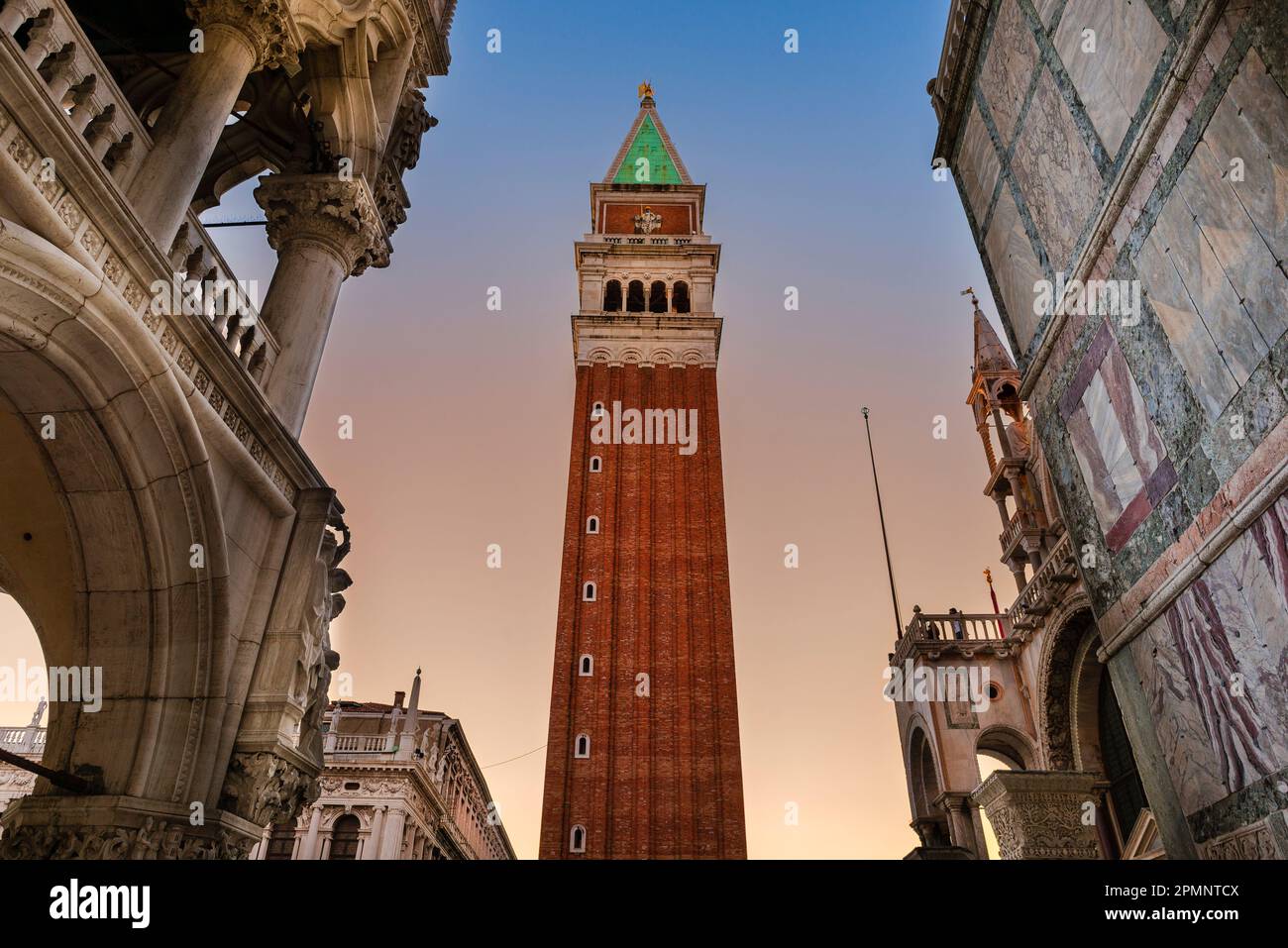 Vista del Campanile de San Marcos y del Palacio Ducal en Piazza San Marco al atardecer; Veneto, Venecia, Italia Foto de stock