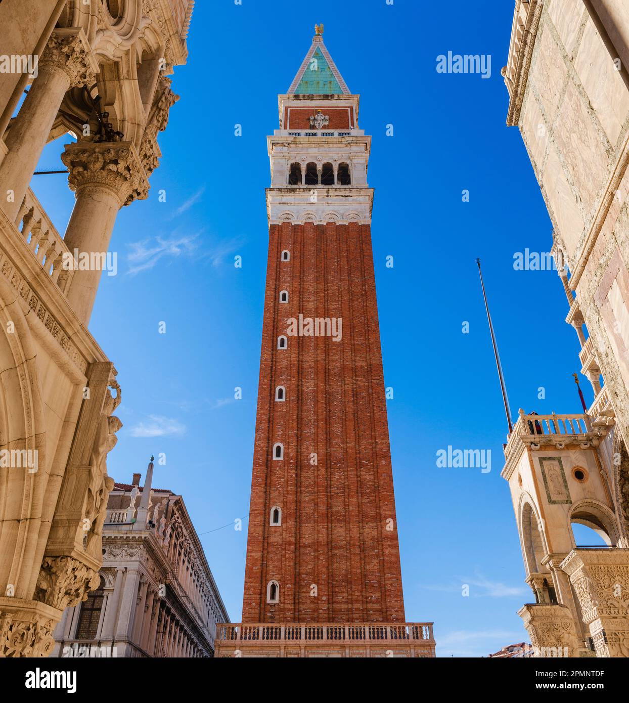Vista del Campanile de San Marcos y el Palacio Ducal en Piazza San Marco; Véneto, Venecia, Italia Foto de stock