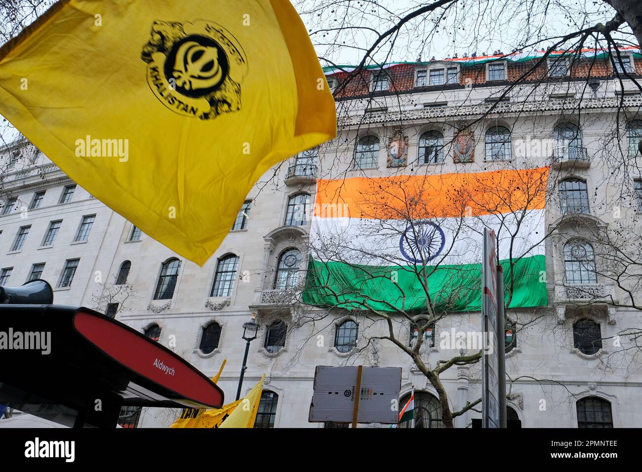 Una bandera de 'Khalistan' en una protesta contra los arrestos masivos de activistas sijs y el apagón de internet, frente al Alto Comisionado de la India en Londres. Foto de stock