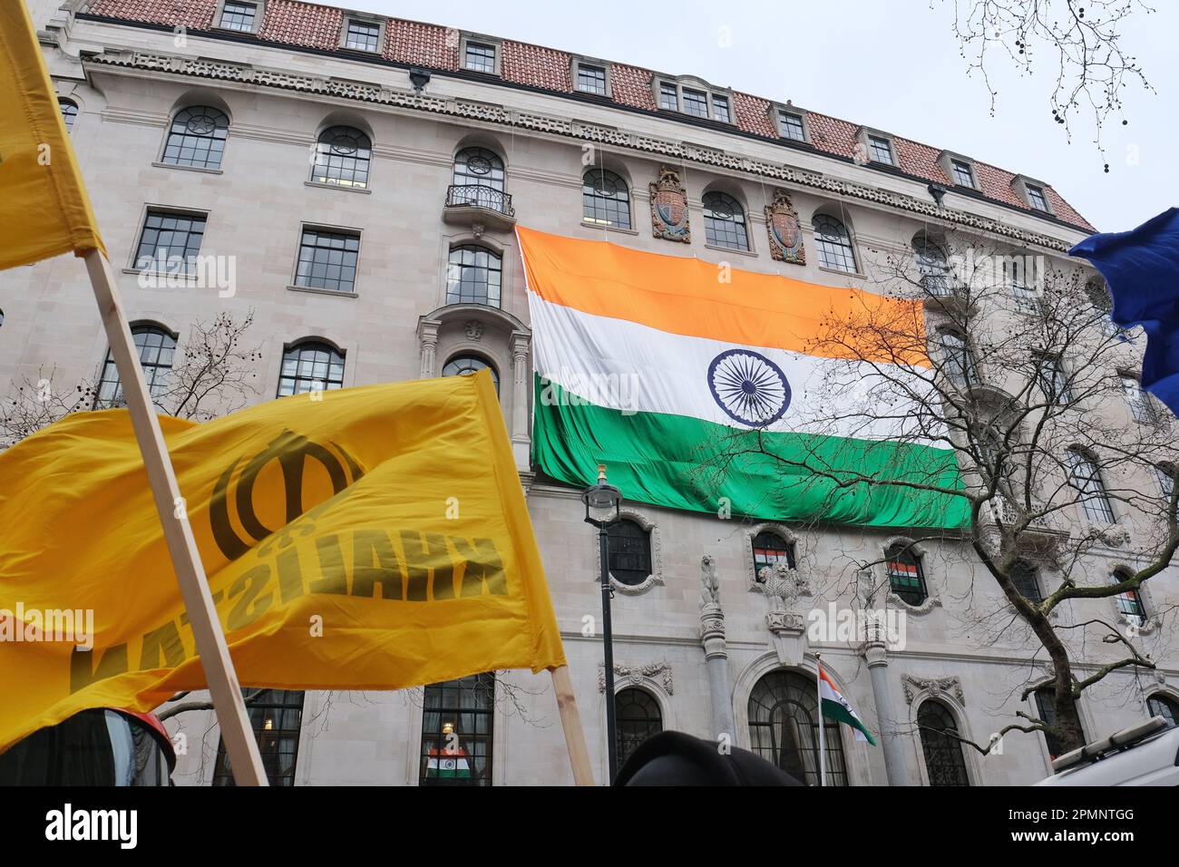 Una bandera de 'Khalistan' en una protesta contra los arrestos masivos de activistas sijs y el apagón de internet, frente al Alto Comisionado de la India en Londres. Foto de stock