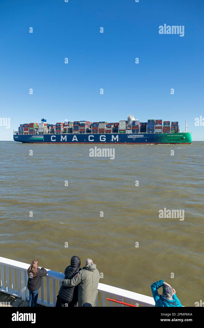 Gente viendo el buque portacontenedores CMA CGM Trocadero, Mar del Norte, plataforma de observación Alte Liebe, Cuxhaven, Baja Sajonia, Alemania Foto de stock