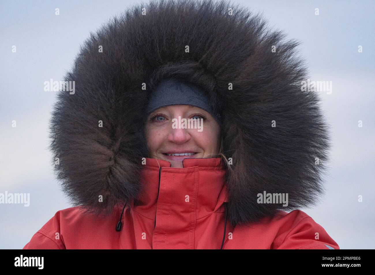 Mujer vestida con una gran parka de invierno en el Fotografía de stock Alamy