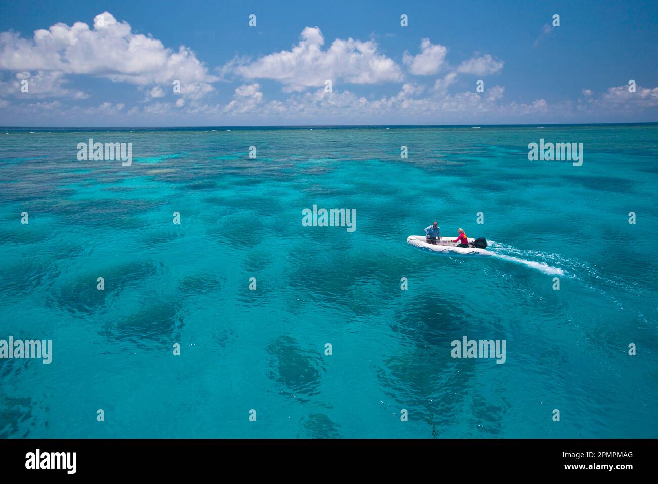 Un pequeño bote en la Gran Barrera de Coral. Foto de stock