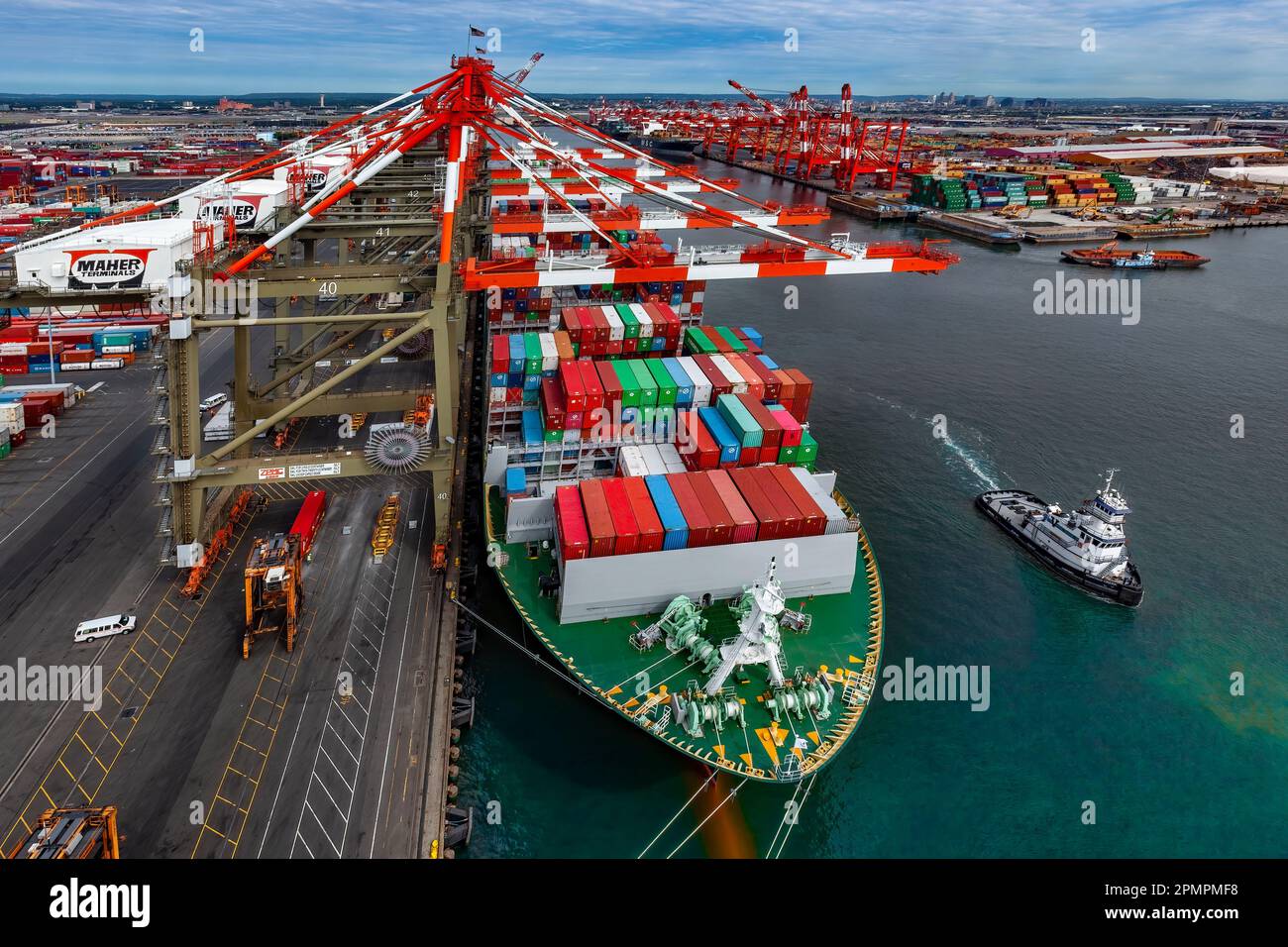 Super Post Panamax Container Ship Loading, Puerto de Elizabeth, Newark, Nueva Jersey Foto de stock