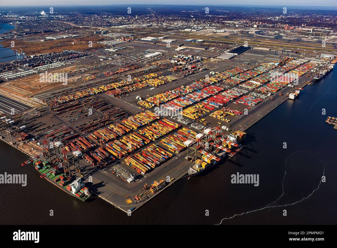Patio de envío de contenedores, Puerto de Elizabeth, Newark, Nueva Jersey Foto de stock