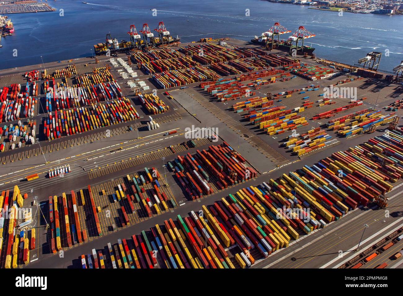 Patio de envío de contenedores, Puerto de Elizabeth, Newark, Nueva Jersey Foto de stock