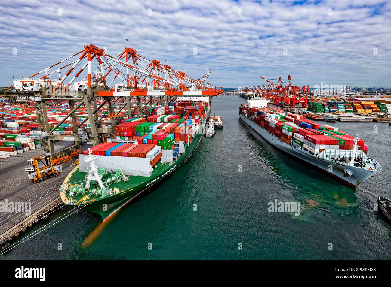 Super Post Panamax Container Ship Loading, Puerto de Elizabeth, Newark, Nueva Jersey Foto de stock