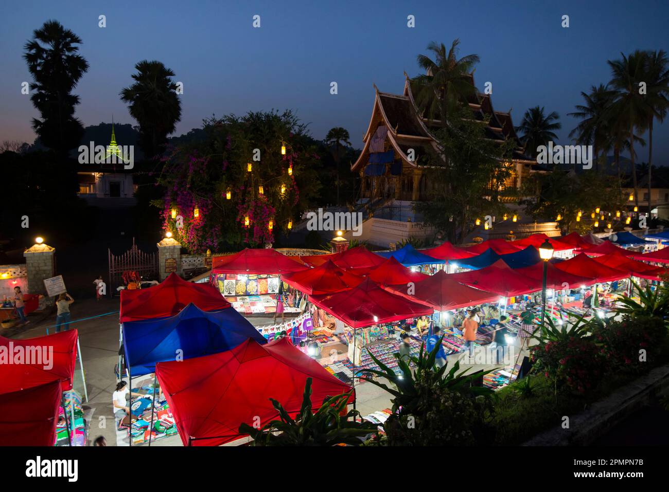 Un mercado callejero por la noche frente a la Royal Place. Foto de stock