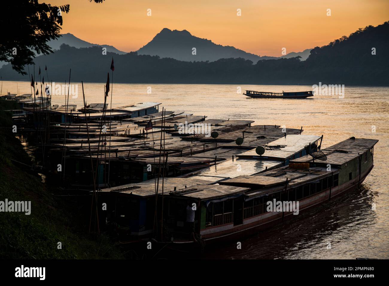 Cruceros atados a la orilla del río Mekong. Foto de stock