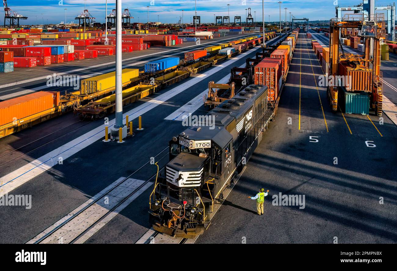 Transporte ferroviario, patio de transporte de contenedores, puerto de Elizabeth, Newark, Nueva Jersey Foto de stock