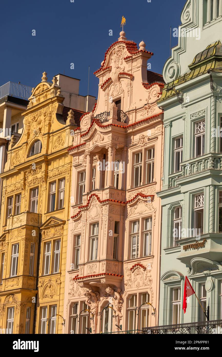 PILSEN, REPÚBLICA CHECA, EUROPA - Coloridas fachadas de edificios en la Plaza Principal de Pilsen. Foto de stock