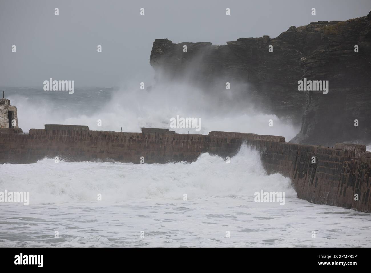 La tormenta Noa golpea Portreath en Cornwall, Reino Unido Foto de stock