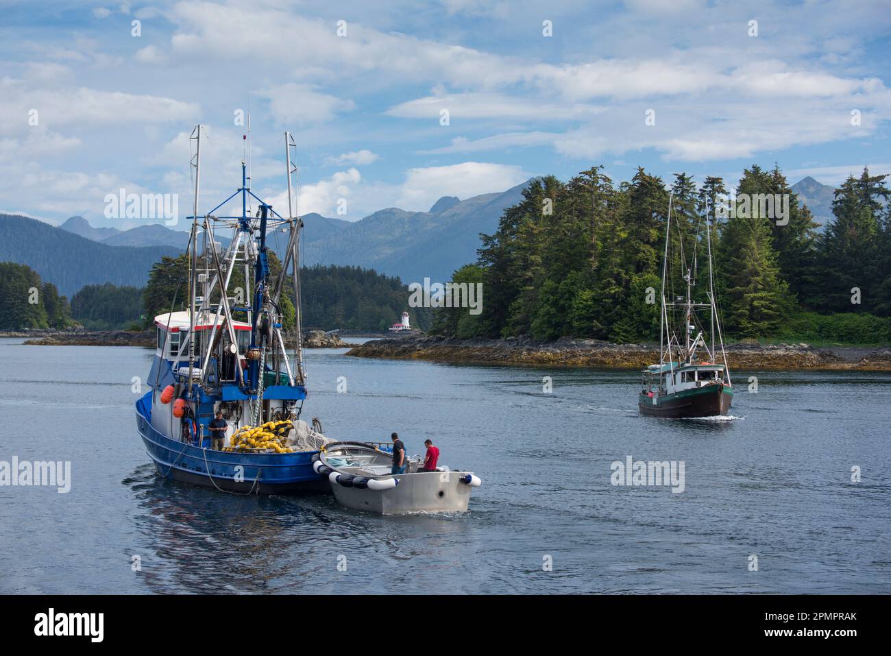 Los barcos de pesca en la entrada del puerto hasta Sitka, Alaska. Foto de stock