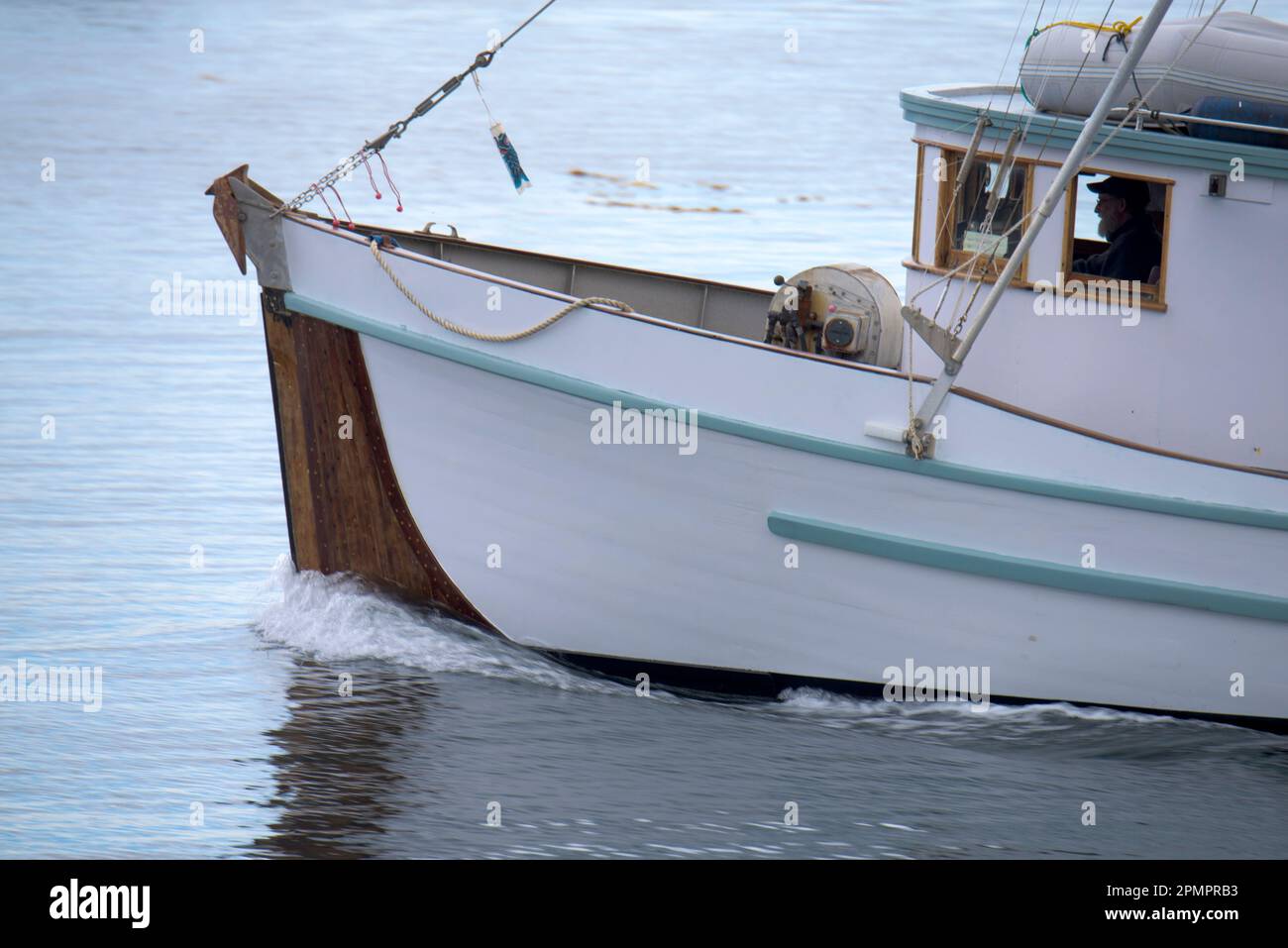 A los barcos de pesca en la entrada del puerto hasta Sitka, Alaska. Foto de stock