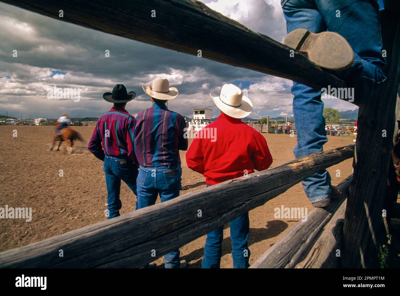 Cowboys ver un rodeo en Nebraska. Foto de stock