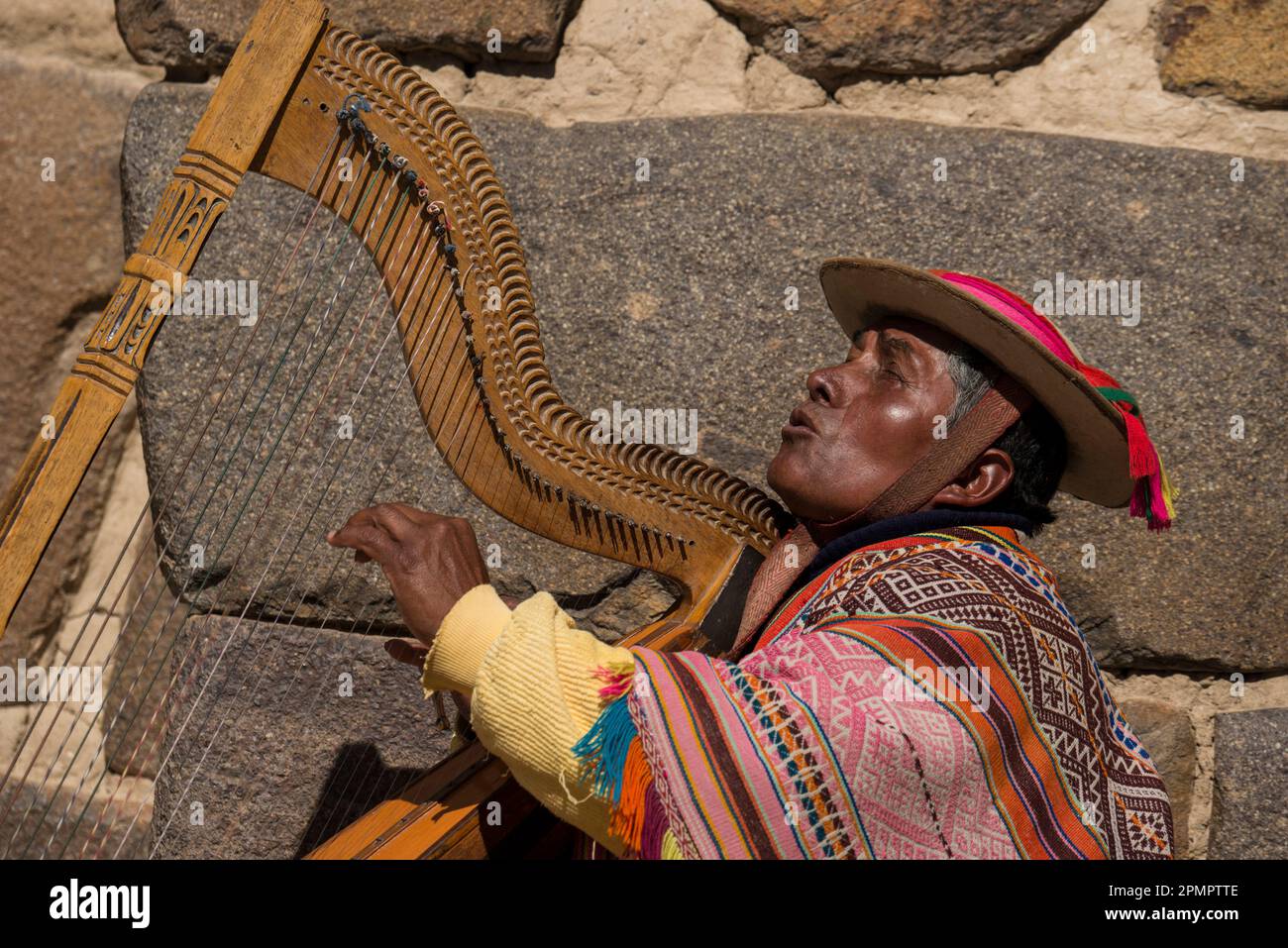 Un músico de arpa en Ollantaytambo Town Square. Foto de stock