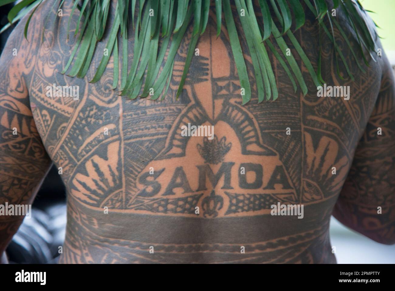 Elaborar los tatuajes decoran la parte de atrás de un hombre de Samoa. Foto de stock