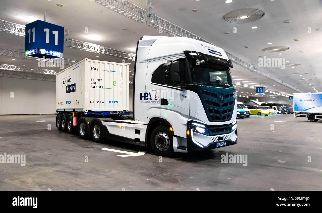 Nikola TRE Batería-Electric Daycab Semi-Truck Conducción en el Hanover IAA Transportation Motor Show. Alemania - 20 de septiembre de 2022 Foto de stock