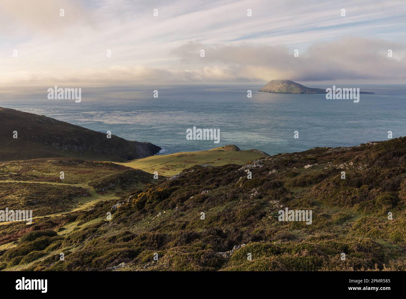 Vista de Ynys Enlli (isla Bardsey) desde Mynydd Mawr, península de Llyn, Gales Foto de stock