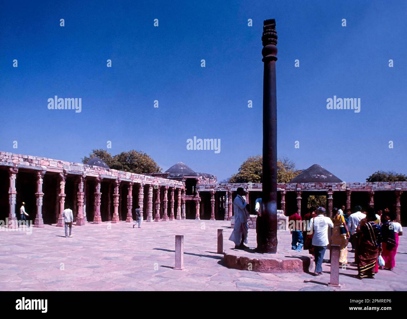 El pilar de hierro de Delhi es una estructura de 23 pies y 8 pulgadas