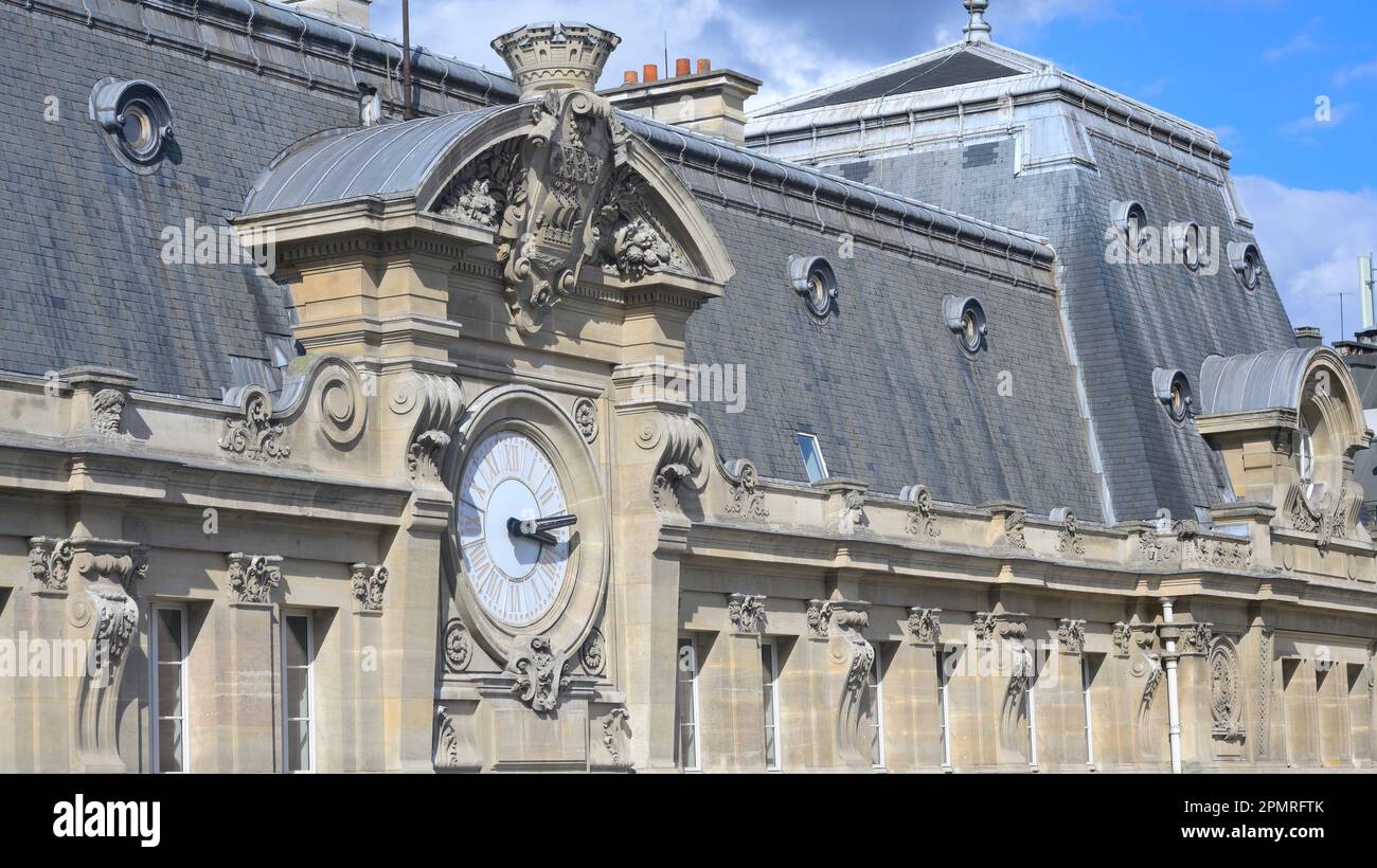 La majestuosa fachada frontal de la estación de tren Gare Saint Lazare (abierta en 1837), Paris FR Foto de stock