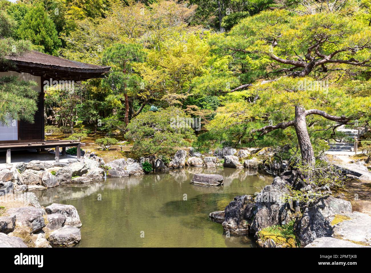 2023 de abril, Kioto Japón, recinto del templo Ginkaku-Ji y sus jardines en un soleado día de primavera, incluye un jardín de arena seca y terreno cubierto de musgo, Japón Foto de stock