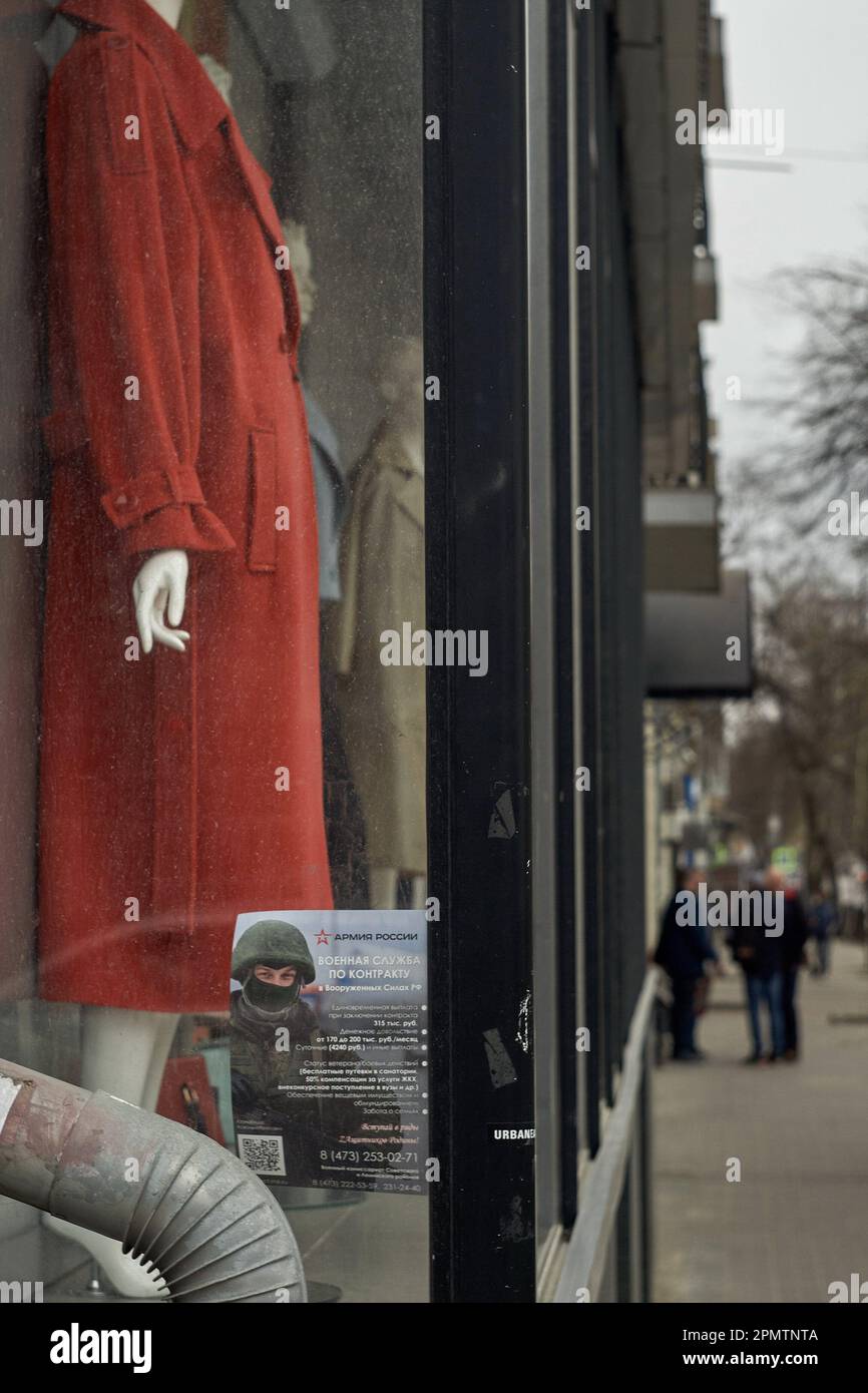 Tienda de ropa para mujer fotografías e imágenes de alta resolución - Alamy