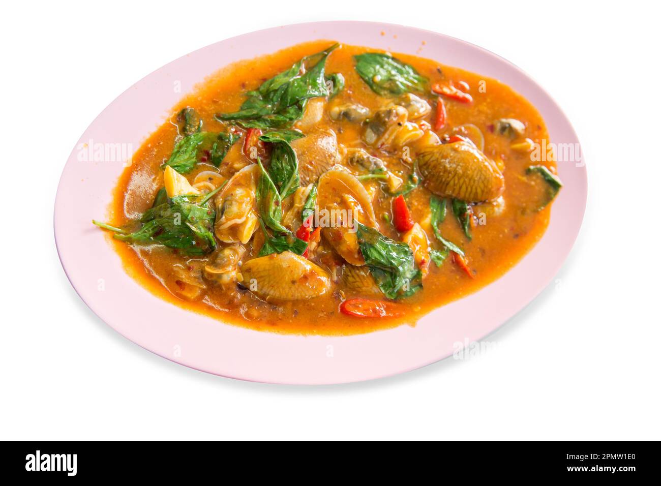 Troquelado de almejas fritas con pasta de chile en blanco aislado. Foto de stock