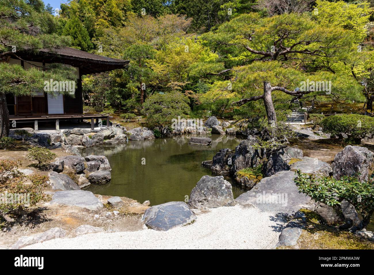 2023 de abril, Kioto Japón, recinto del templo Ginkaku-Ji y sus jardines en un soleado día de primavera, incluye un jardín de arena seca y terreno cubierto de musgo, Japón Foto de stock