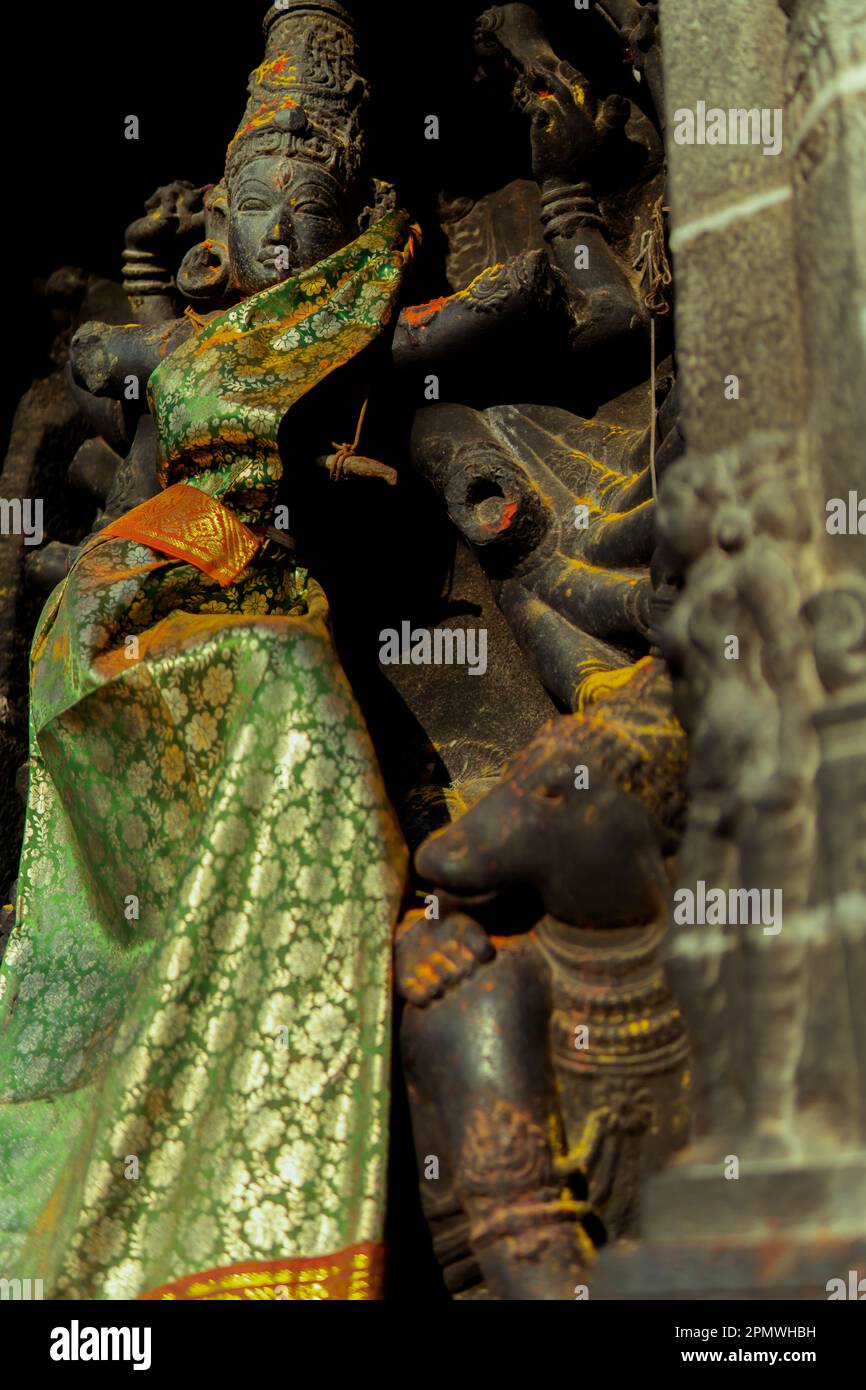 Antigua estatua de Durga Mahishasuramardini. Durga matando al Demonio Búfalo con su tridente AKA Trishula Arma. Diosa hindú con ocho manos. Algunos Foto de stock