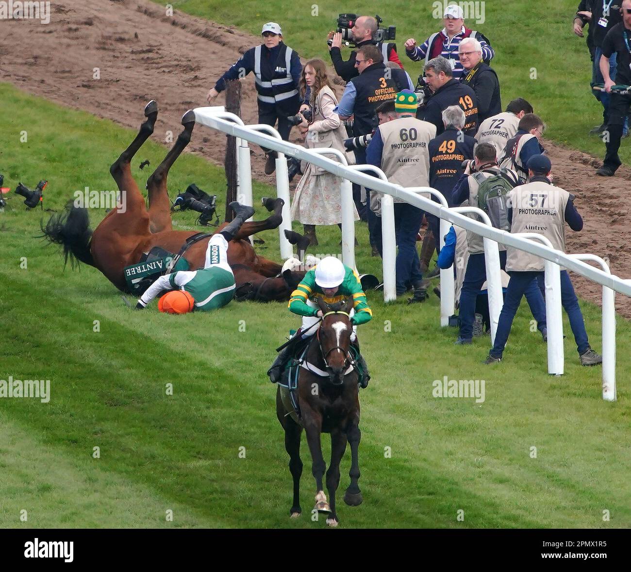 Harry Skelton se desató de Calico mientras Jonbon montado por Aidan