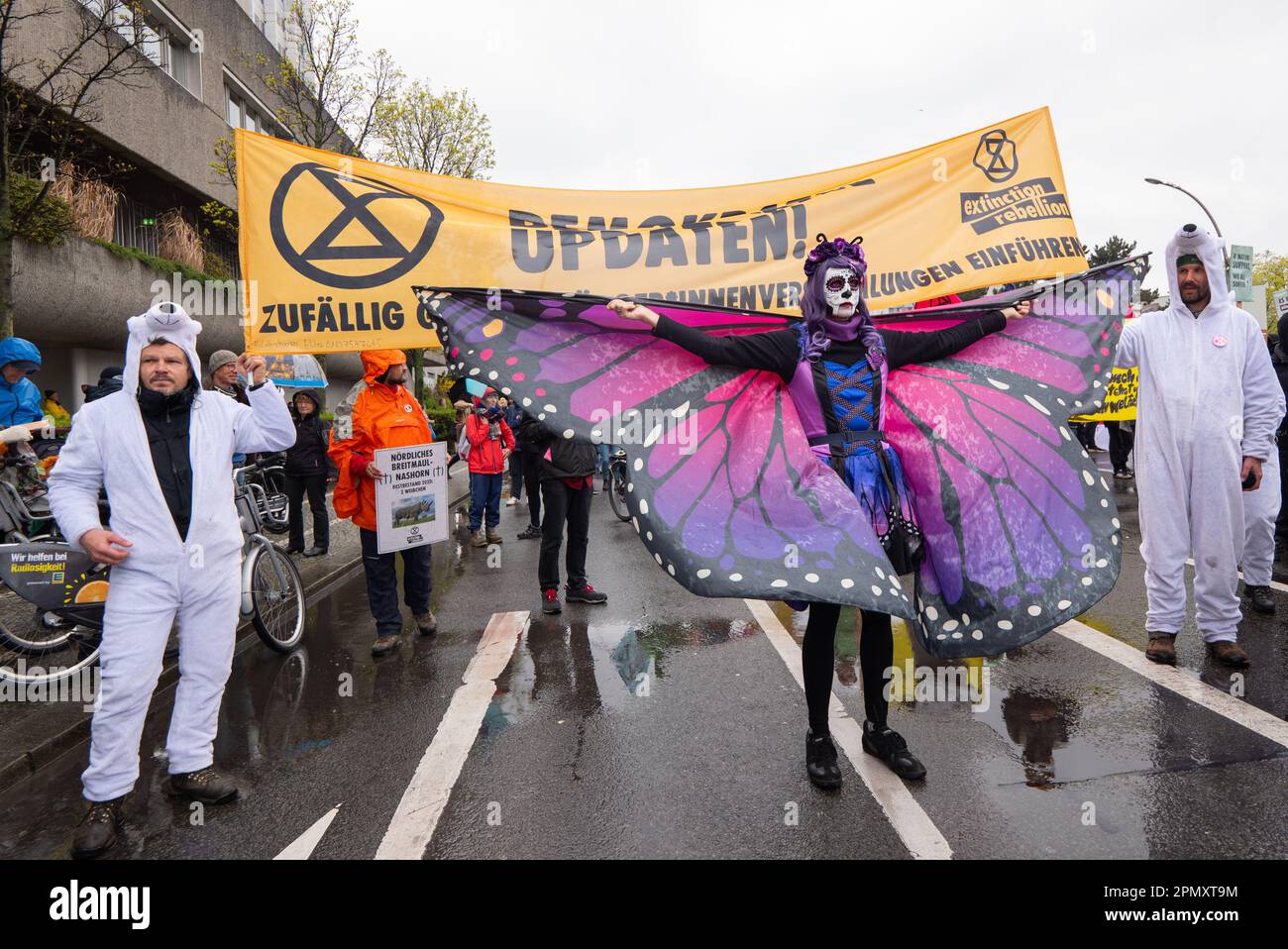 Berlín, Alemania. 15th de abril de 2023. Disfraz de mariposa en la protesta de la Rebelión de Extinción Berlín 15 de abril de 2023. Los manifestantes, incluidos miembros de Extinction Rebellion, marcharon desde el centro de Bayer AG Pharmaceuticals (centro noreste de Berlín) hasta el Ministerio Federal de Alimentación y Agricultura en el centro de Berlín. Fuera del Ministerio se llevó a cabo un 'viaje', de manifestantes vestidos de animales, y vio la llegada de la 'Brigada Rebelde Roja' de la Rebelión de Extinción. Berlín Alemania. Crédito: GaryRobertsphotography/Alamy Live News Foto de stock