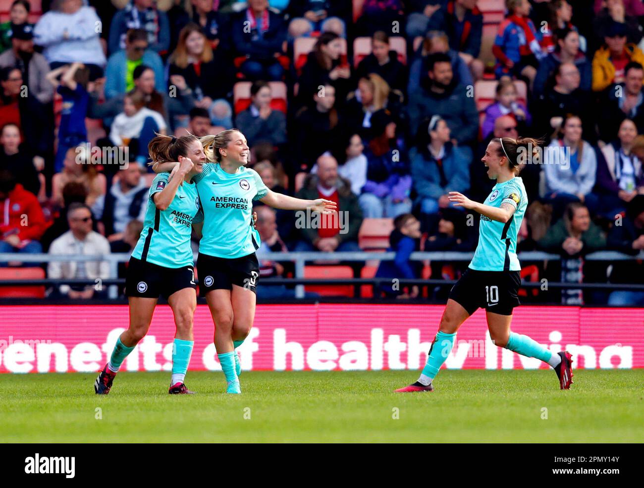 Las jugadoras de Brighton y Hove Albion celebran después de que la arquera del Manchester United Mary Earps anotara un gol en su propia casa durante el partido de semifinales de la Copa FA Femenina Vitality en Leigh Sports Village, Leigh. Fecha de la fotografía: Sábado 15 de abril de 2023. Foto de stock