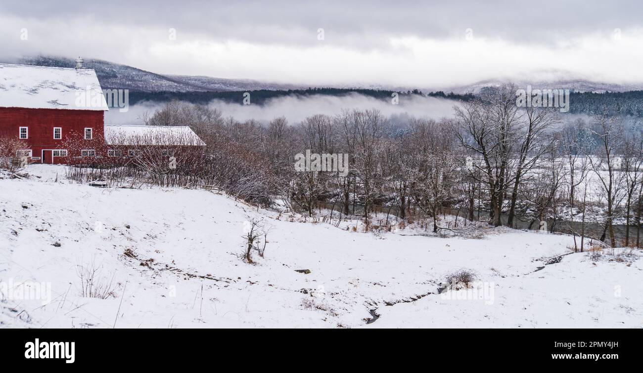 Granja con granero rojo con vistas al río en Vermont rural, Nueva Inglaterra Foto de stock