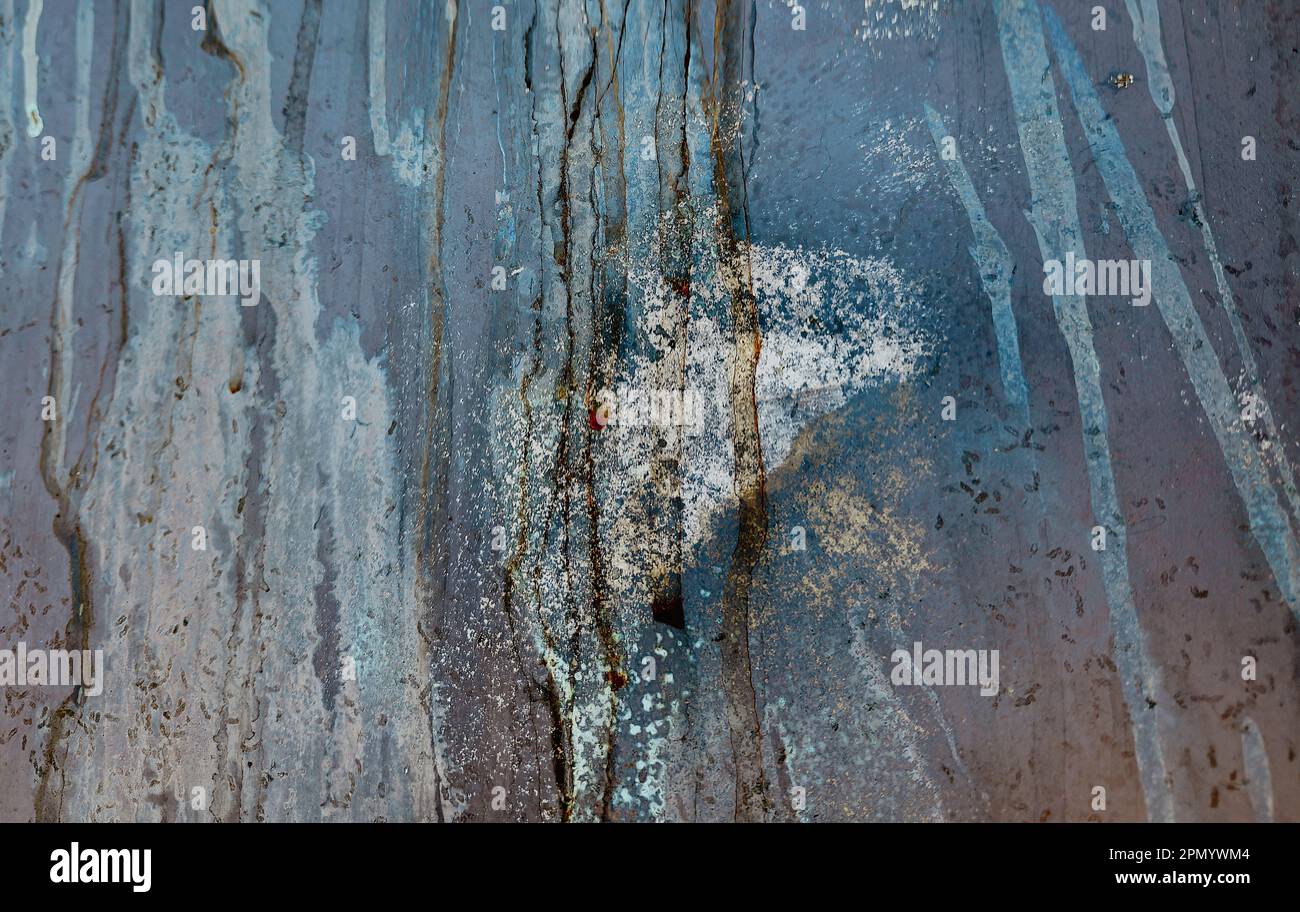 Primer plano de rayas oxidadas verticales abstractas en la textura de la pintura azul Foto de stock