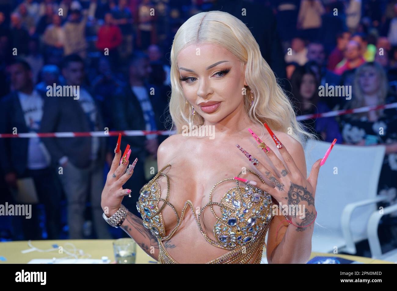 Colonia, Alemania. 16th de abril de 2023. El jurado Katja Krasavice se  encuentra después de la final del show de casting Deutschland sucht den  Superstar del escenario. Crédito: Henning KaiserdpaAlamy Live News